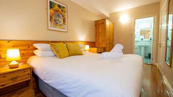 2 bedrooms, travel cot, WiFi, bed sheets