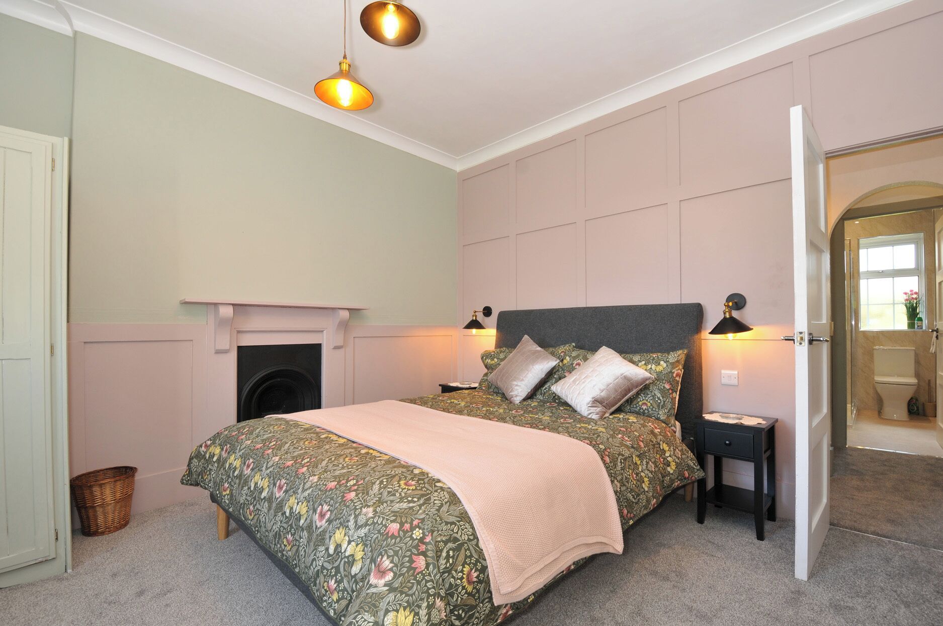 2 Schlafzimmer, individuell dekoriert, individuell eingerichtet