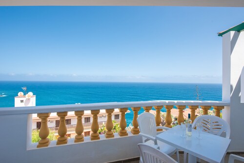One Bedroom Apartment with Sea Views, Heated Pool, Fast Wi-Fi 