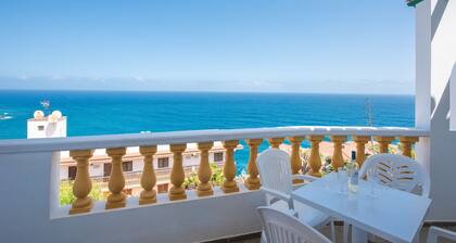 One Bedroom Apartment with Sea Views, Heated Pool, Fast Wi-Fi