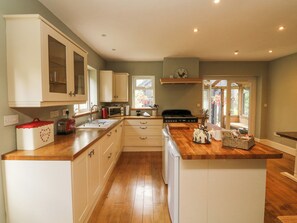 Cottage | Private kitchen | Fridge, electric kettle, toaster, cookware/dishes/utensils