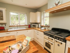 Cottage | Private kitchen | Fridge, microwave, electric kettle, toaster