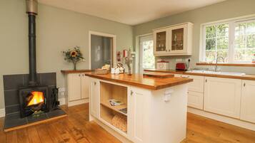 Cottage | Bếp riêng | Tủ lạnh, ấm điện, lò nướng bánh mì, dụng cụ nấu nướng/bát dĩa/dao nĩa