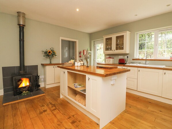 Cottage | Private kitchen | Fridge, electric kettle, toaster, cookware/dishes/utensils - Nattaden @ Fourwinds (Okehampton)
