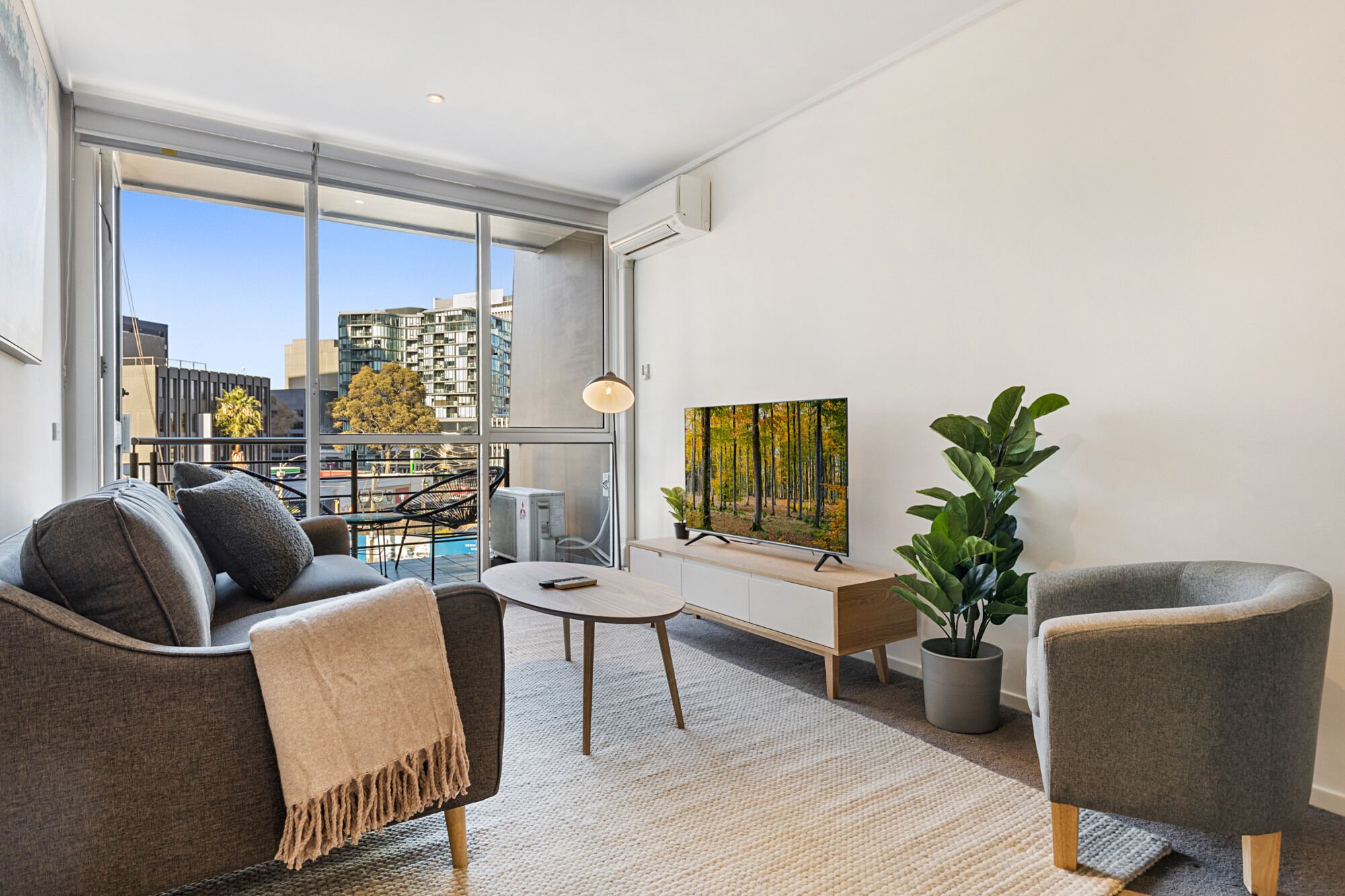 Spacious South Melbourne Apartment with Balcony