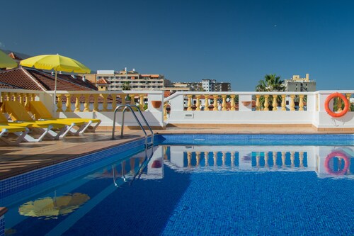 Puerto de La Cruz Family Apartment, Heated Pool, Mountain Views, Fast Wi-Fi