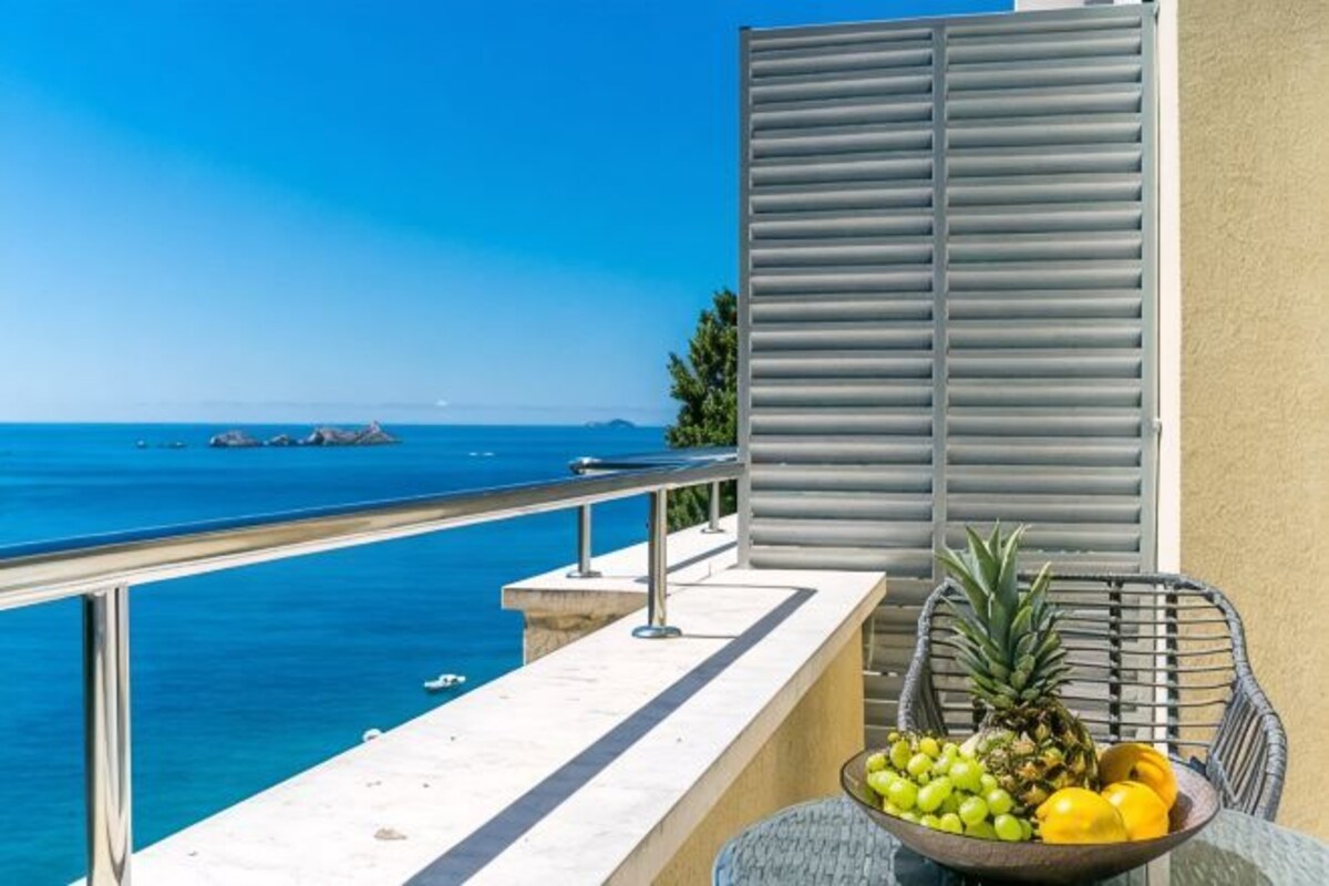 Double Room with Balcony and Sea View