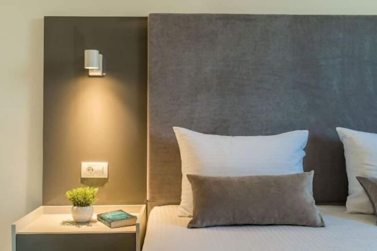 1 bedroom, desk, laptop workspace, soundproofing