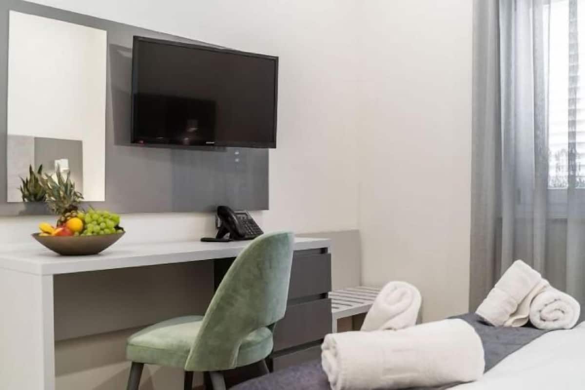 1 bedroom, desk, laptop workspace, soundproofing