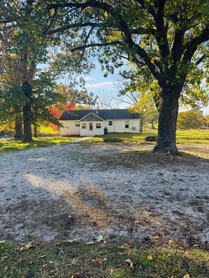 Exterior - Clean, comfy and cute farmhouse between Joplin and Neosho, easy access to I-49. (Neosho)