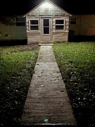 Clean, comfy and cute farmhouse between Joplin and Neosho, easy access to I-49.