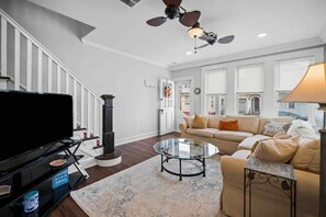 Living area - Bay View Townhome 2 blocks from the Beach (Ventnor City)