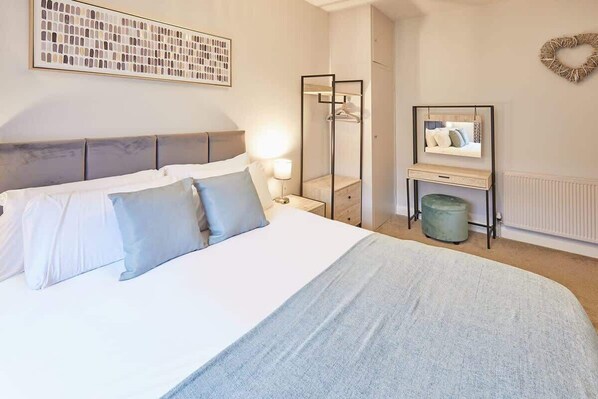 2 slaapkamers, luxe beddengoed, een strijkplank/strijkijzer, internet