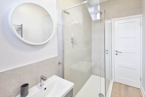 Douche, sèche-cheveux, serviettes fournies