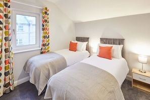 2 Schlafzimmer, hochwertige Bettwaren, Bügeleisen/Bügelbrett