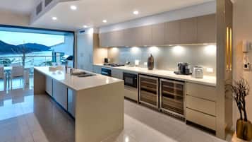 Refrigerador, horno, placa de cocina, lavavajillas