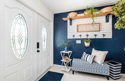 Luxury a block and half from the beach, pet and family-friendly
