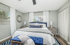 4 bedrooms, iron/ironing board, WiFi, bed sheets