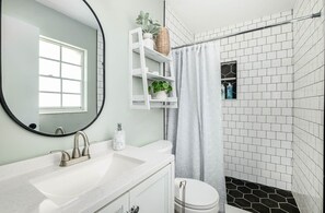 Baignoire, sèche-cheveux, serviettes fournies, savon