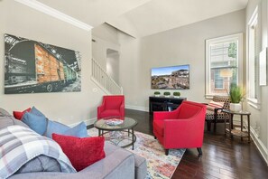 TV, fireplace, offices - Game Day Getaway - 1 Block to Dickson-Walk to UofA (Fayetteville)