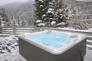 House, 4 Bedrooms | Outdoor spa tub