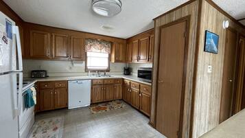 Cottage, 5 Bedrooms | Private kitchen | Fridge