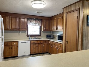 Cottage, 5 Bedrooms | Private kitchen