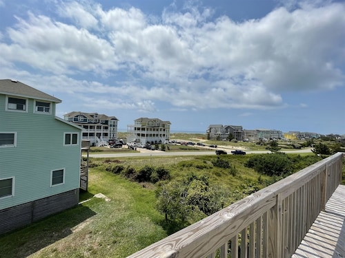 Southern Star 5 Bedroom Cottage by RedAwning