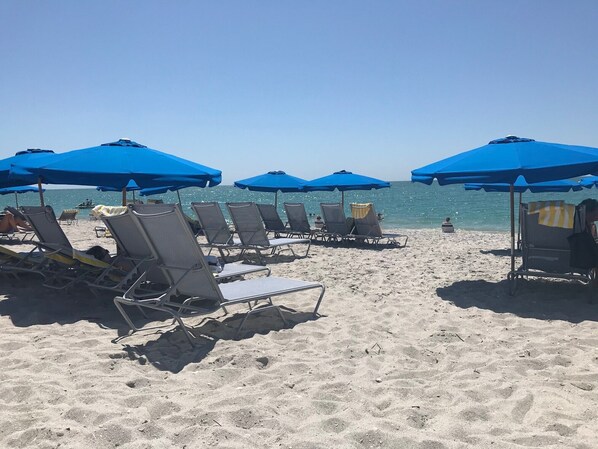 Beach - Beautiful Exclusive Nearly Waterfront Cottage (Captiva)