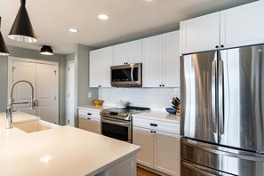 Fridge, microwave, oven, stovetop - Spacious Condo Perfect for Fun Family Getaways (Grand Haven)