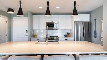 KĂŒhlschrank, Mikrowelle, Ofen, Herdplatte