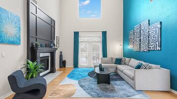 Smart-tv, ett bordtennisbord och en stereo