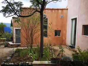 المنطقة المحيطة بالمنشأة