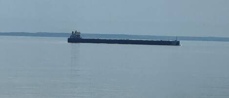 Un grand navire sur des eaux calmes.