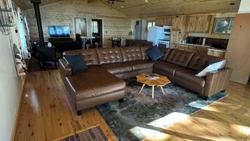 Smart-tv, eldstad och böcker