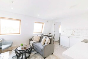 TV, offices - Modern 1BED Top Floor Apartment in Central Ipswich (Ipswich)