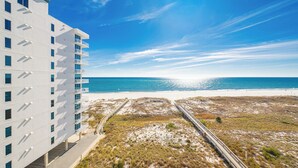 Un bâtiment moderne doté de nombreux balcons donnant sur une plage.