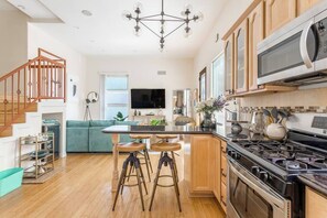 Een koelkast, een magnetron, een oven, een kookplaat