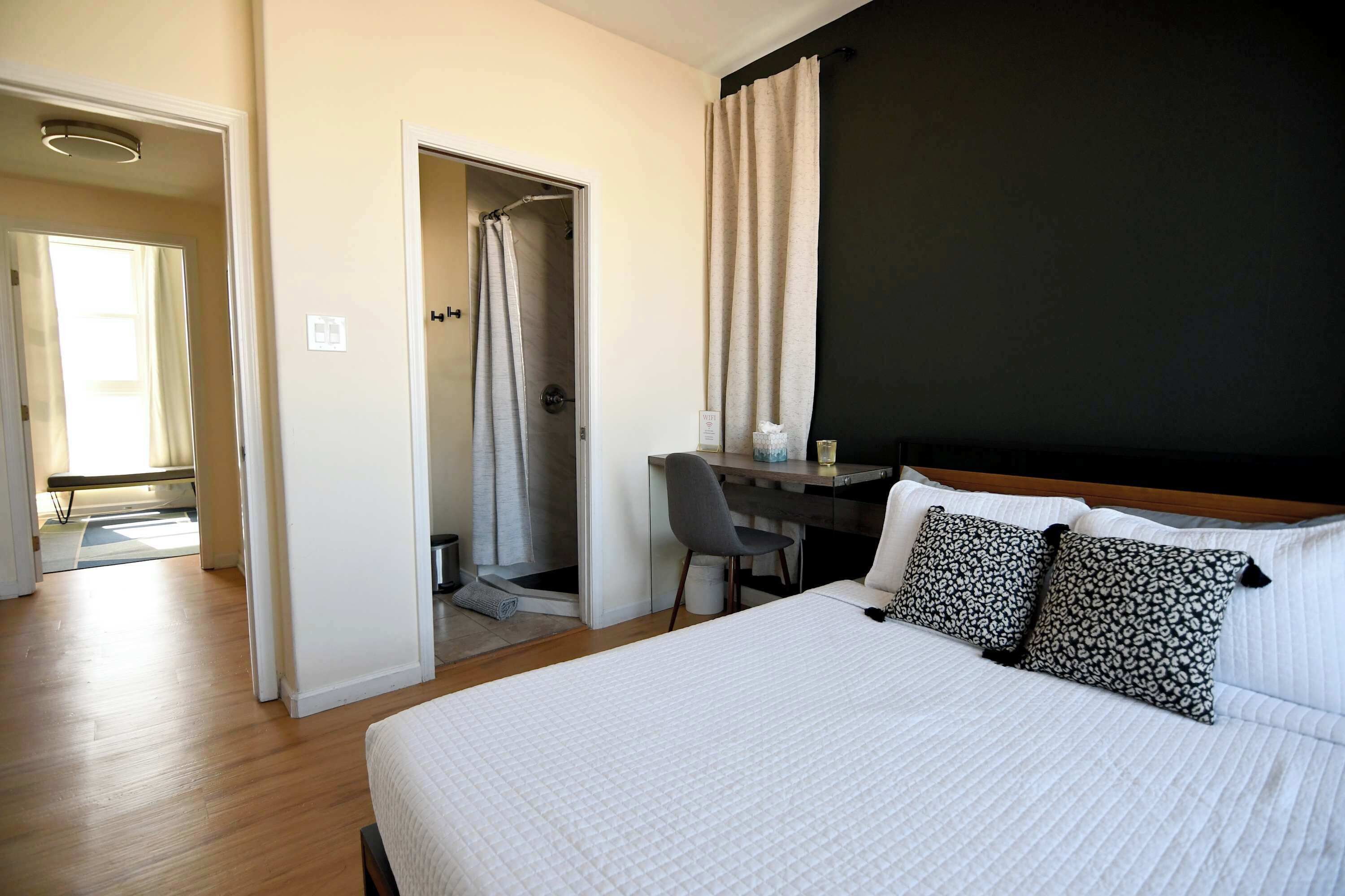 3 habitaciones, tabla de planchar con plancha, wifi y ropa de cama 