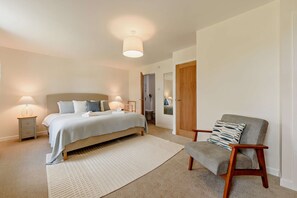 3 bedrooms, iron/ironing board, free WiFi, bed sheets