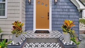 A house with a wooden front door, number 1657, and two potted plants on either side. - San Marco Chic Home 2 blocks from San Marco Square (Jacksonville)