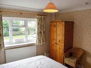 1 bedroom, bed sheets