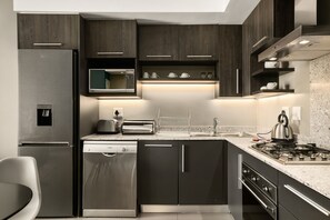 Réfrigérateur, micro-ondes, four, plaque de cuisson