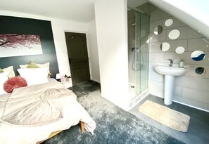 Vasca, asciugacapelli, asciugamani, sapone