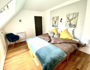 4 camere, una scrivania, ferro/asse da stiro, culla da viaggio