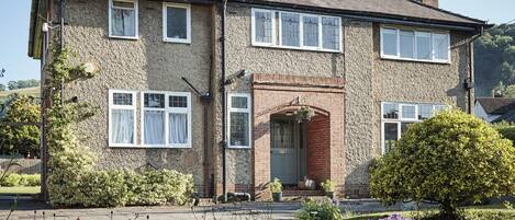 المنشأة من الخارج