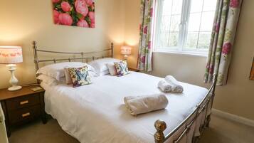 Cottage | 2 bedrooms, individually decorated, individually furnished, free WiFi