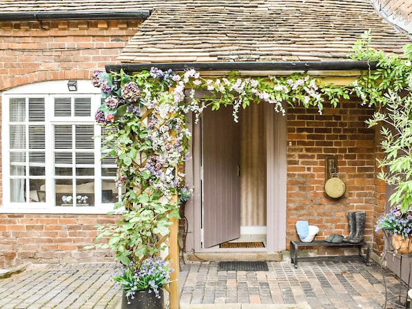 Exterior detail - A quirky country retreat within a substantial Georgian manor house. (Knighton-on-Teme, Tenbury Wells)