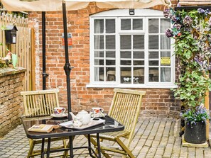 Outdoor dining - A quirky country retreat within a substantial Georgian manor house. (Knighton-on-Teme, Tenbury Wells)