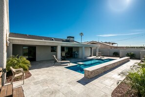 A heated pool - Free Heated Pool, RV Garage, Hot Tub, Music, Views (Lake Havasu City)